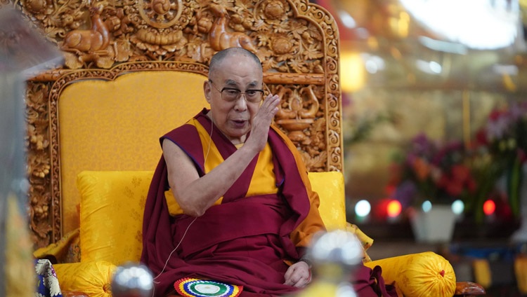 Su Santidad el Dalái Lama compartiendo sus pensamientos en el Simposio sobre las «400 estrofas sobre el camino medio» de Aryadeva en el Salón de Asambleas de Drepung Loseling en Mundgod, Karnataka, India, el 17 de diciembre de 2019. Foto de Lobsang Tsering