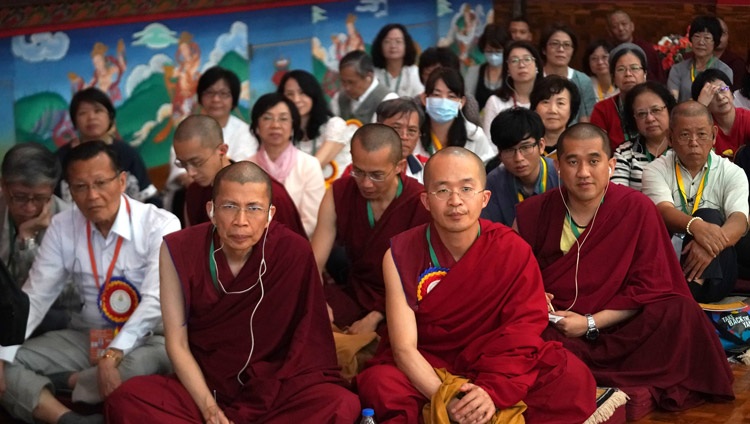 Miembros de la audiencia, muchos escuchando las traducciones en FM, siguiendo las actas del Simposio sobre las «400 estrofas sobre el camino medio» de Aryadeva en el Drepung Loseling Assembly Hall en Mundgod, Karnataka, India el 17 de diciembre de 2019. Foto de Lobsang Tsering
