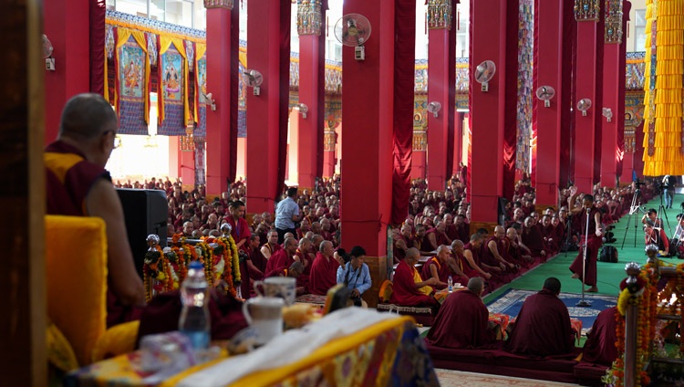 Su Santidad el Dalái Lama observando a monjes estudiantes debatir sobre filosofía budista en el salón de actos Drepung Loseling en Mundgod, Karnataka, India, el 18 de diciembre de 2019. Foto de Lobsang Tsering
