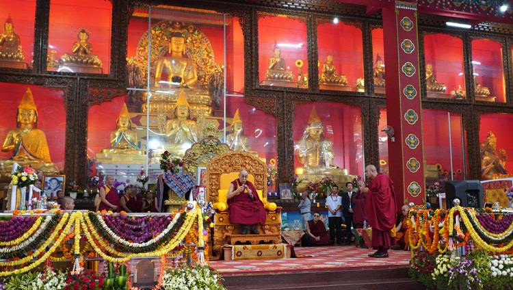  Su Santidad el Dalái Lama hablando durante la sesión de debate en el Drepung Loseling Assembly Hall en Mundgod, Karnataka, India el 18 de diciembre de 2019. Foto de Lobsang Tsering