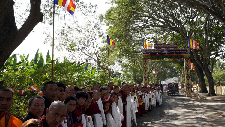 La población local de los alrededores del asentamiento tibetano se alinea a lo largo de la carretera para ver a Su Santidad el Dalái Lama mientras conduce desde el Monasterio de Drepung hasta el Monasterio de Gaden en Mundgod, Karnataka, India, el 18 de diciembre de 2019. Foto de Lobsang Tsering