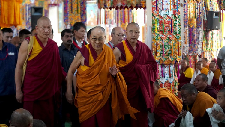 Su Santidad el Dalái Lama partiendo después de la ceremonia de bienvenida en Gaden Lachi en Mundgod, Karnataka, India el 18 de diciembre de 2019. Foto de Lobsang Tsering
