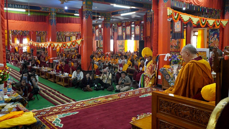 Su Santidad el Dalái Lama dirigiéndose a la congregación durante la ceremonia de bienvenida en el Monasterio de Gaden Shartse en Mundgod, Karnataka, India, el 18 de diciembre de 2019. Foto de Lobsang Tsering
