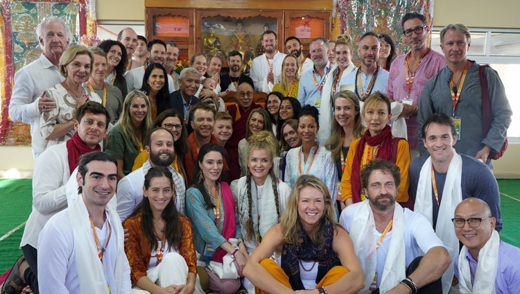 Su Santidad el Dalái Lama con los patrocinadores y colaboradores de la conferencia internacional sobre «Ye Tsongkhapa, Vida y Legado» después de su reunión en el Monasterio Gaden Shartse en Mundgod, Karnataka, India el 19 de diciembre de 2019. Foto de Lobsang Tsering