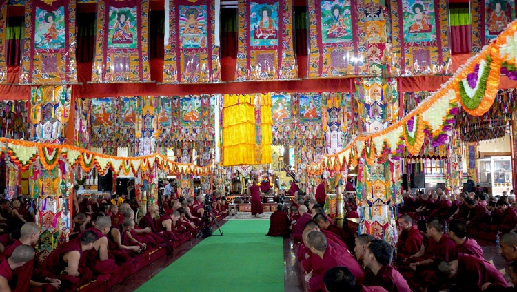 Una vista del Salón de Asamblea de Gaden Shartse durante la sesión de debate a la que asistió Su Santidad el Dalái Lama en Mundgod Karnataka, India, el 19 de diciembre de 2019. Foto de Lobsang Tsering