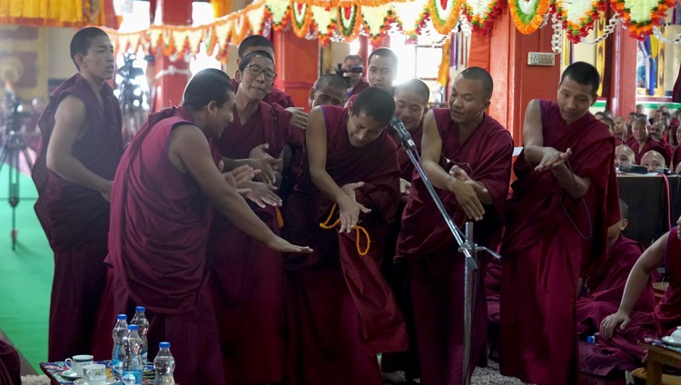 Un grupo de retadores debatiendo la filosofía budista en el Salón de Asamblea Gaden Shartse en Mundgod Karnataka, India, el 19 de diciembre de 2019. Foto de Lobsang Tsering