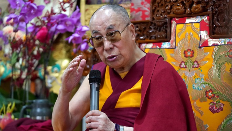  Su Santidad el Dalái Lama dirigiéndose a la congregación durante la sesión de debate en el Salón de Asambleas de Gaden Shartse en Mundgod Karnataka, India, el 19 de diciembre de 2019. Foto de Lobsang Tsering