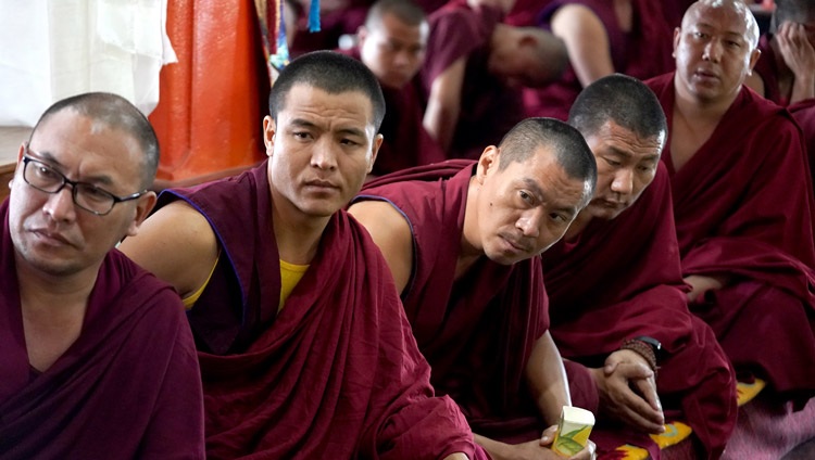 Monjes que asisten a la sesión de debate escuchando a Su Santidad el Dalái Lama en el salón de actos Gaden Shartse en Mundgod Karnataka, India, el 19 de diciembre de 2019. Foto de Lobsang Tsering