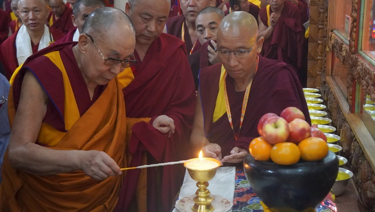 Su Santidad el Dalái Lama encendiendo una lamparilla ante las imágenes del Buda en la Sala de Asamblea Gaden Lachi en Mundgod, Karnataka, India, el 20 de diciembre de 2019. Foto de Jeremy Russell