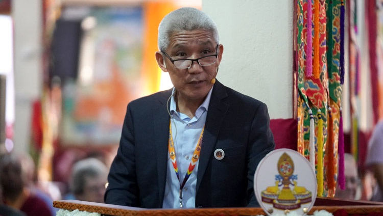 El Dr. Thupten Jinpa dando una visión general de la Conferencia Internacional sobre Je Tsongkhapa en la Sala de Asambleas Gaden Lachi en Mundgod, Karnataka, India, el 20 de diciembre de 2019. Foto de Lobsang Tsering