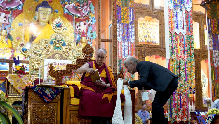 El Dr. Jinpa ofreció a Su Santidad una copia de su recién publicada biografía de Ye Rimpoché después de su charla en la Conferencia Internacional sobre Ye Tsongkhapa en el Salón de Asambleas Gaden Lachi en Mundgod, Karnataka, India, el 20 de diciembre de 2019. Foto de Lobsang Tsering