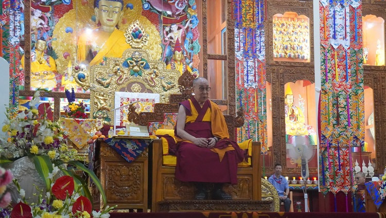 Su Santidad el Dalái Lama pronunciando el discurso de apertura de la sesión inaugural de la Conferencia Internacional sobre Ye Tsongkhapa en el Salón de Asambleas de Gaden Lachi en Mundgod, Karnataka, India, el 20 de diciembre de 2019. Foto de Lobsang Tsering