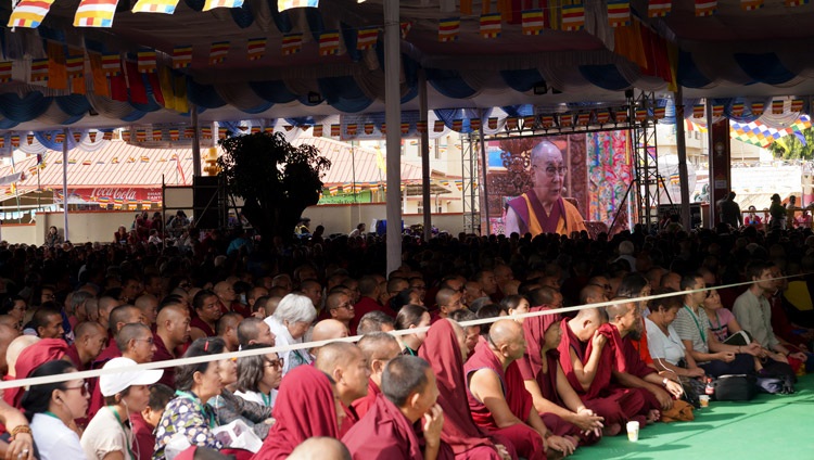  Muchos de los 5000 espectadores desbordados en el patio de Gaden Lachi observan a Su Santidad el Dalái Lama hablar en la Conferencia Internacional sobre Je Tsongkhapa en Gaden Lachi en Mundgod, Karnataka, India el 20 de diciembre de 2019. Foto de Lobsang Tsering