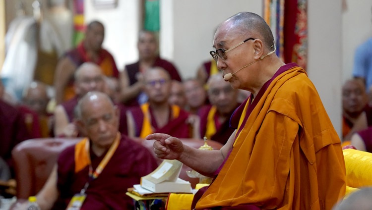 Su Santidad el Dalái Lama hablando en la sesión inaugural de la Conferencia Internacional sobre Ye Tsongkhapa en el Gaden Lachi Assembly Hall en Mundgod, Karnataka, India el 20 de diciembre de 2019. Foto de Jeremy Russell
