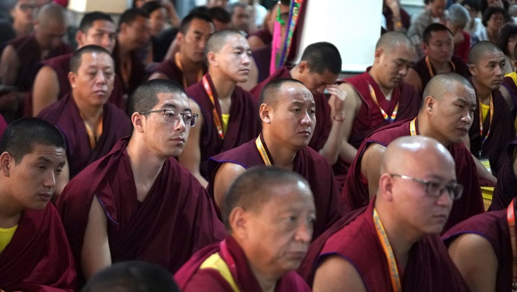 Miembros de la audiencia escuchando el discurso de Su Santidad el Dalái Lama en la Conferencia Internacional sobre Ye Tsongkhapa en el Salón de Asambleas de Gaden Lachi en Mundgod, Karnataka, India, el 20 de diciembre de 2019. Foto de Lobsang Tsering