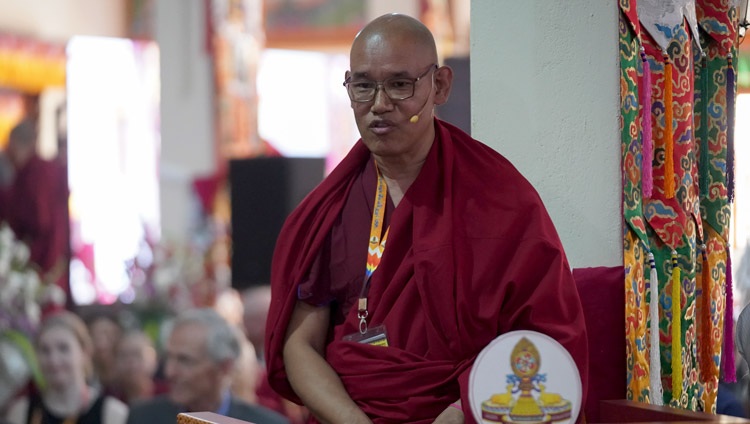 El moderador Khensur Jangchub Choeden presentó al próximo Prof. Donald López durante la sesión inaugural de la Conferencia Internacional sobre Ye Tsongkhapa en la Sala de Asambleas Gaden Lachi en Mundgod, Karnataka, India, el 20 de diciembre de 2019. Foto de Lobsang Tsering