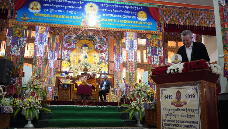 El Prof. Donald López haciendo su presentación en la Conferencia Internacional sobre Ye Tsongkhapa en el Salón de Asambleas de Gaden Lachi en Mundgod, Karnataka, India, el 20 de diciembre de 2019. Foto de Lobsang Tsering