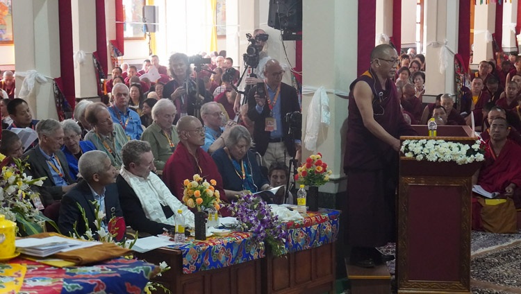 Gueshe Yama Rinchen hablando en la Conferencia Internacional sobre Ye Tsongkhapa en el Salón de Asambleas de Gaden Lachi en Mundgod, Karnataka, India el 20 de diciembre de 2019. Foto de Jeremy Russell