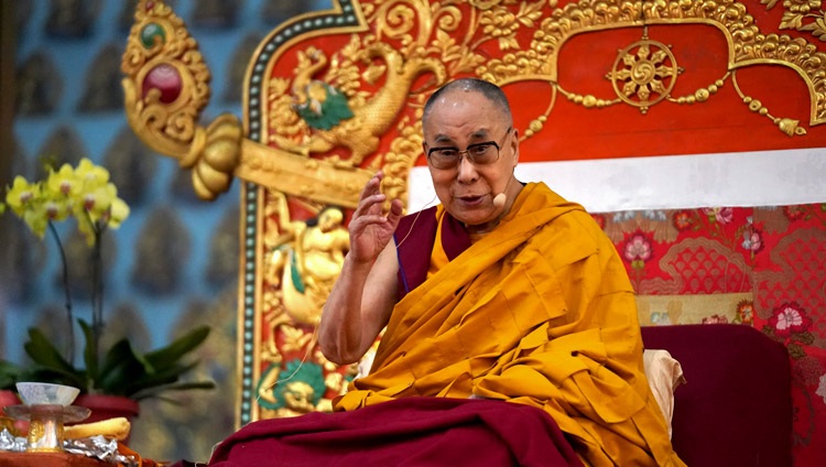 Su Santidad el Dalái Lama dirigiéndose a la reunión al inicio de la Ofrenda de Larga Vida en el Monasterio de Gaden Changtse en Mundgod, Karnataka, India, el 22 de diciembre de 2019. Foto de Lobsang Tsering