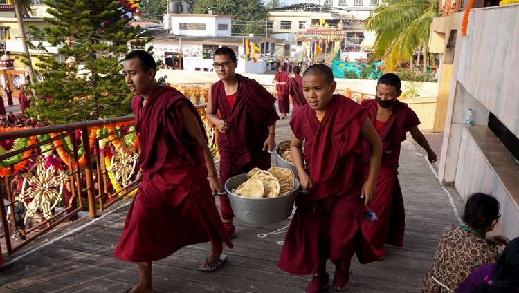 Jóvenes monjes llevan pan para distribuir a las más de 5,000 personas que asisten a la Ofrenda de Larga Vida para Su Santidad el Dalái Lama en el Monasterio de Gaden Changtse en Mundgod, Karnataka, India el 22 de diciembre de 2019. Foto de Lobsang Tsering