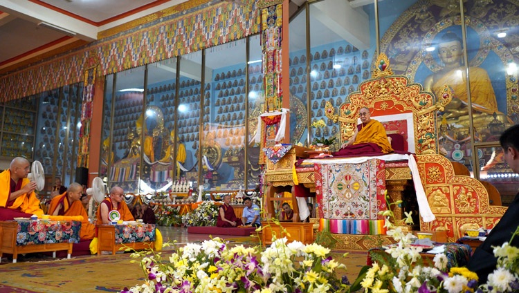 Su Santidad el Dalái Lama hablando durante la Ofrenda de Larga Vida en el Monasterio de Gaden Changtse en Mundgod, Karnataka, India el 22 de diciembre de 2019. Foto de Lobsang Tsering