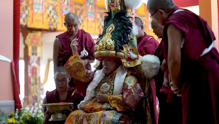 Oráculo de Nechung lanzando semillas de cebada bendecidas al aire durante la Ofrenda de Larga Vida para Su Santidad el Dalái Lama en el Monasterio Gaden Jangtse en Mundgod, Karnataka, India el 22 de diciembre de 2019. Foto de Lobsang Tsering