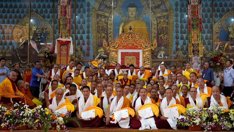 Su Santidad el Dalái Lama posando para fotos de grupo con Gueshe Lharamapas recién graduado en el Monasterio de Gaden Jangtse en Mundgod, Karnataka, India el 22 de diciembre de 2019. Foto de Lobsang Tsering