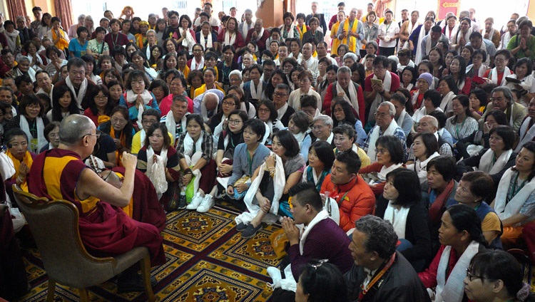 Su Santidad el Dalái Lama hablando con amigos y partidarios del Monasterio de Ganden Changtse antes de asistir a la sesión de debate en el salón de actos del monasterio en Mundgod, Karnataka, India, el 23 de diciembre de 2019. Foto de Lobsang Tsering