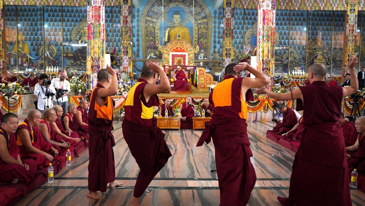 Monjes estudiantes debatiendo sobre filosofía budista frente a Su Santidad el Dalái Lama en el Salón de Actos de Ganden Changtse en Mundgod, Karnataka, India, el 23 de diciembre de 2019. Foto de Lobsang Tsering