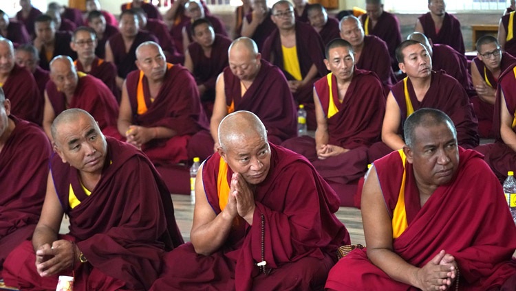 Algunos de los más de 2000 monjes que asistieron a la sesión de debate escuchando a Su Santidad el Dalái Lama en la Sala de Asamblea de Ganden Changtse en Mundgod, Karnataka, India, el 23 de diciembre de 2019. Foto de Lobsang Tsering