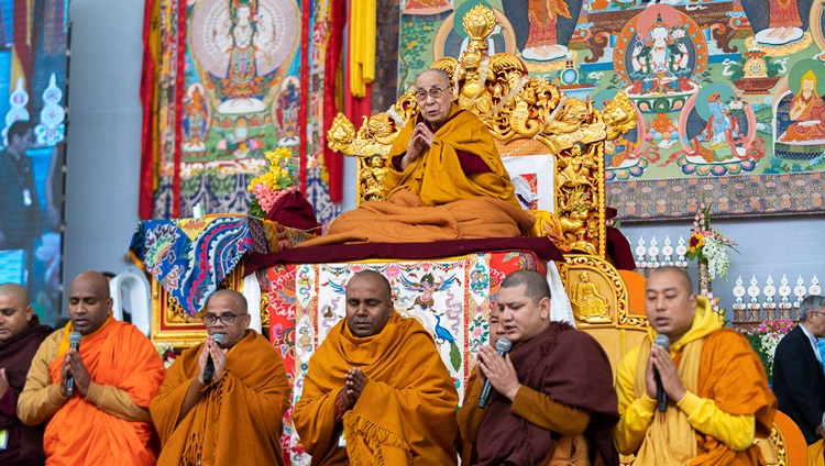 Monjes de Sri Lanka e India recitando una sección del «Mangala Sutta» en Pali al inicio de la enseñanza de Su Santidad el Dalái Lama en el terreno de Kalachakra en Bodhgaya, Bihar, India el 2 de enero de 2020. Foto de Tenzin Choejor