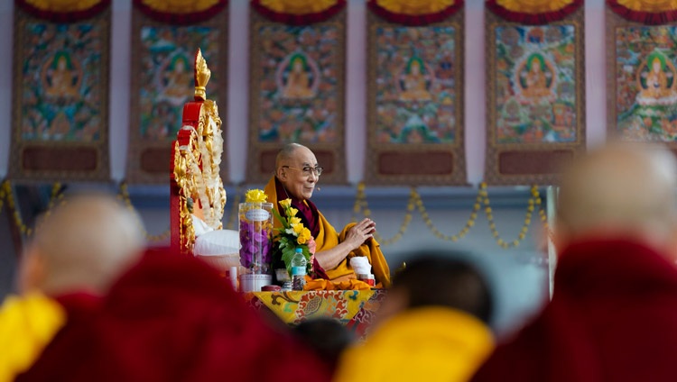 Su Santidad el Dalái Lama dirigiéndose a la multitud en el terreno de Kalachakra en Bodhgaya, Bihar, India, el 2 de enero de 2020. Foto de Tenzin Choejor