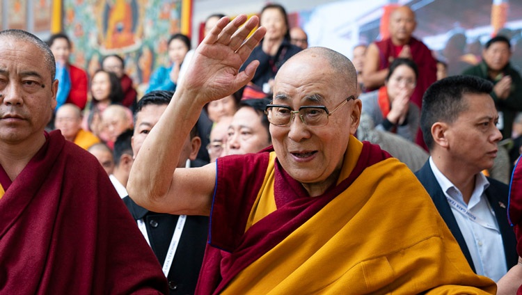 Su Santidad el Dalái Lama saludando a la multitud al salir al final de su enseñanza en el terreno de Kalachakra en Bodhgaya, Bihar, India, el 2 de enero de 2020. Foto de Tenzin Choejor