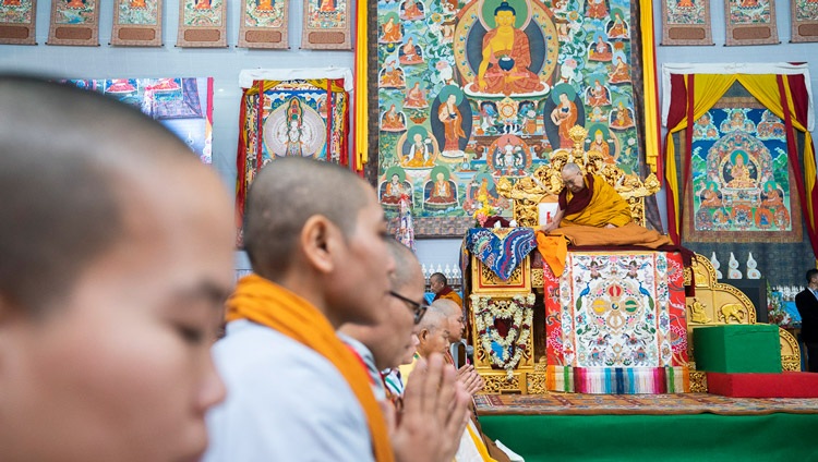 Monjes y monjas de Vietnam recitando el «Sutra del Corazón» en vietnamita antes de que Su Santidad el Dalái Lama diera el Empoderamiento de Avalokiteshvara en el terreno de Kalachakra en Bodhgaya, Bihar, India el 3 de enero de 2020. Foto de Tenzin Choejor