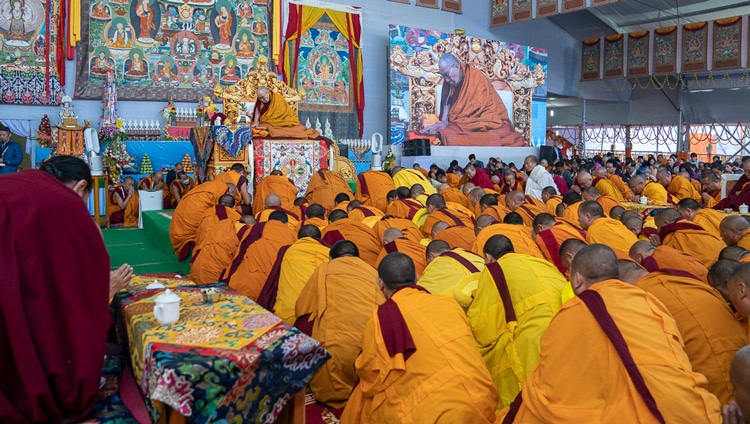 Gueshes llenando el escenario frente a Su Santidad el Dalái Lama para obtener protección de la lluvia en el terreno de Kalachakra en Bodhgaya, Bihar, India el 3 de enero de 2020. Foto de Tenzin Choejor