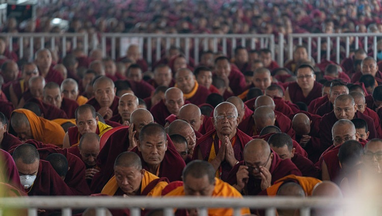 Su Santidad el Dalái Lama hablando antes de comenzar la ceremonia de empoderamiento de Avalokiteshvara en el terreno de Kalachakra en Bodhgaya, Bihar, India, el 3 de enero de 2020. Foto de Tenzin Choejor
