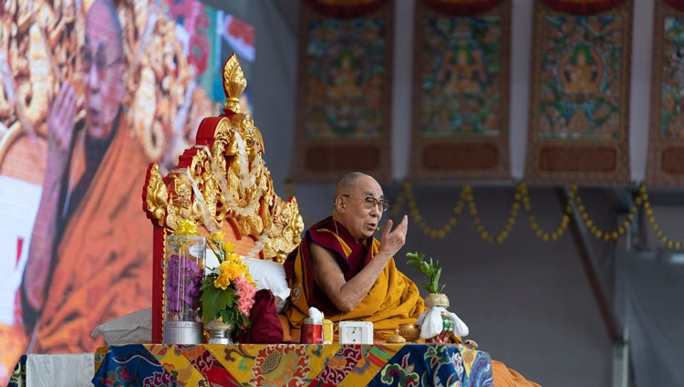 Monásticos en la multitud tomando los votos de bodisatva de Su Santidad el Dalái Lama en el terreno de Kalachakra en Bodhgaya, Bihar, India el 3 de enero de 2020. Foto de Tenzin Choejor