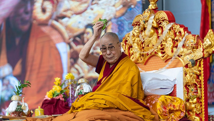 Su Santidad el Dalái Lama otorgando el empoderamiento de Avalokiteshvara en el terreno de Kalachakra en Bodhgaya, Bihar, India, el 3 de enero de 2020. Foto de Tenzin Choejor