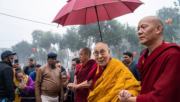 Su Santidad el Dalái Lama caminando hacia el terreno de Kalachakra en Bodhgaya, Bihar, India, el 4 de enero de 2020. Foto de Tenzin Choejor