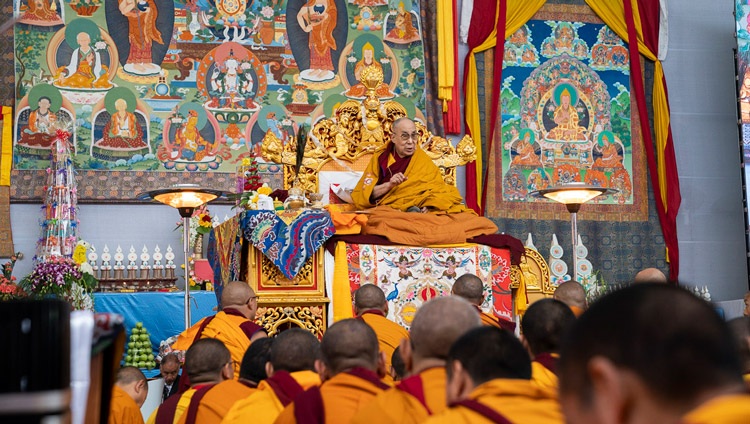 Su Santidad el Dalái Lama dirigiéndose a la multitud antes de reanudar el Ciclo de Enseñanzas de Manjushri en el Terreno de Kalachakra en Bodhgaya, Bihar, India, el 4 de enero del 2020. Foto de Tenzin Choejor