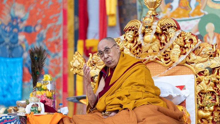 Su Santidad el Dalái Lama dirigiéndose a la multitud en el terreno de Kalachakra en Bodhgaya, Bihar, India, el 5 de enero de 2020. Foto de Tenzin Choejor
