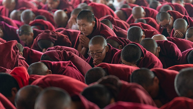 Monjes en la multitud tomando los votos de bodisatva de Su Santidad el Dalái Lama en el terreno de Kalachakra en Bodhgaya, Bihar, India el 5 de enero de 2020. Foto de Tenzin Choejor
