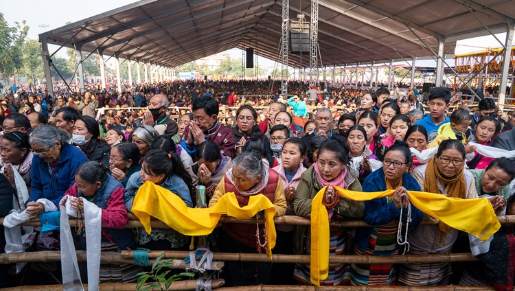 Miembros de la multitud esperando la llegada de Su Santidad el Dalái Lama al terreno de Kalackakra en Bodhgaya, Bihar, India, el 6 de enero de 2020. Foto de Tenzin Choejor