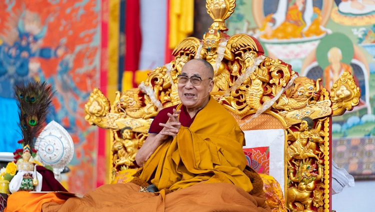 Su Santidad el Dalái Lama dirigiéndose a la multitud en el último día de sus enseñanzas en el terreno de Kalachakra en Bodhgaya, Bihar, India, el 6 de enero de 2020. Foto de Tenzin Choejor