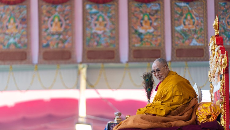 Voluntarios distribuyendo píldoras para la longevidad en el último día de las enseñanzas de Su Santidad el Dalái Lama en el Terreno de Enseñanza de Kalachakra en Bodhgaya, Bihar, India, el 6 de enero de 2020. Foto de Tenzin Choejor