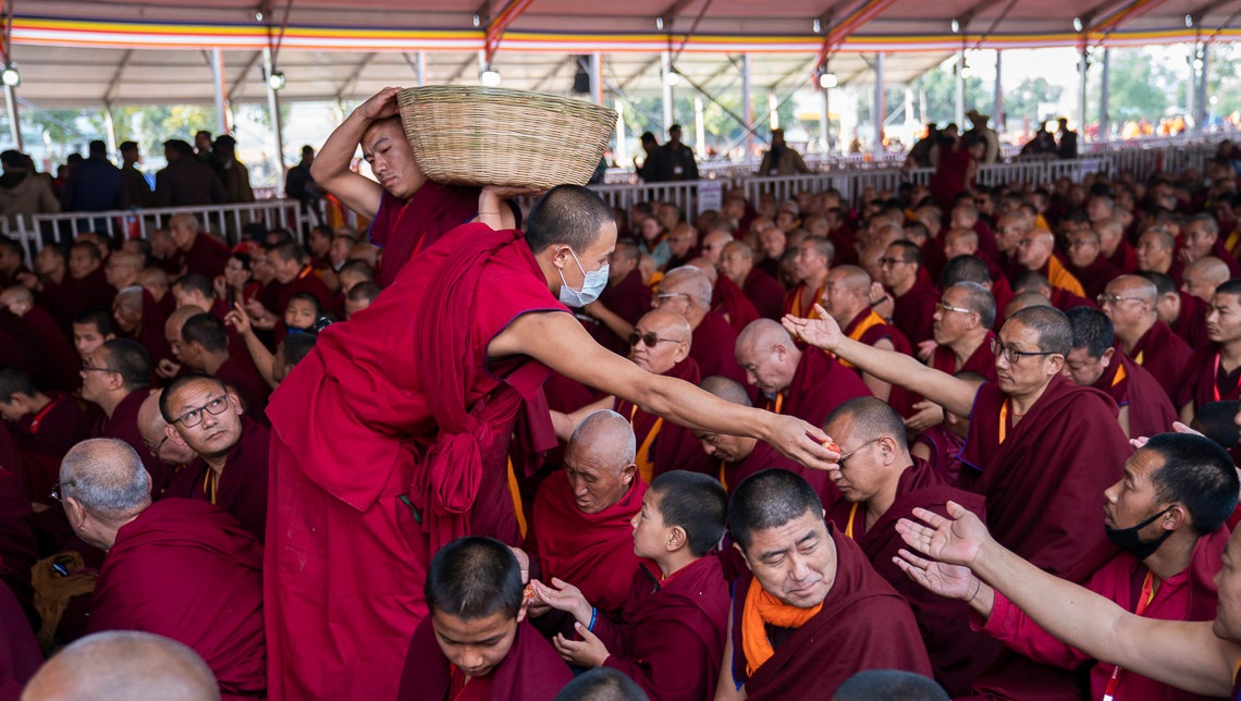 Miembros de la multitud toman los votos de bodisatva dirigidos por Su Santidad el Dalái Lama en el terreno de Kalachakra en Bodhgaya, Bihar, India el 6 de enero de 2020. Foto de Tenzin Choejor