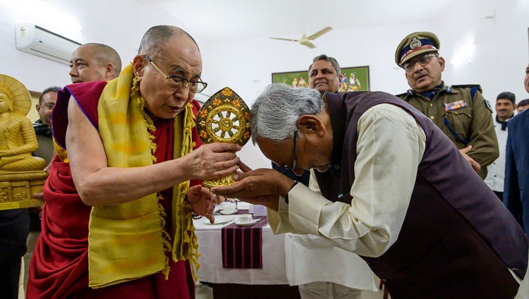 Su Santidad el Dalái Lama ofreciendo al Ministro Principal de Bihar, Nitish Kumar, una Rueda del Dharma al final de su reunión en la residencia del Ministro Principal en Patna, Bihar, India, el 17 de enero de 2020. Foto de Lobsang Tsering