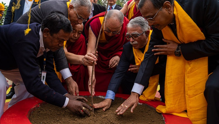 Su Santidad el Dalái Lama se unió al Presidente de la Corte Suprema de Bihar Sanjay Karol y a los jueces acompañantes del Tribunal Superior de Patna para plantar un árbol en conmemoración de su visita a la Academia Judicial de Bihar en Patna, Bihar, India, el 18 de enero de 2020. Foto de Lobsang Tsering