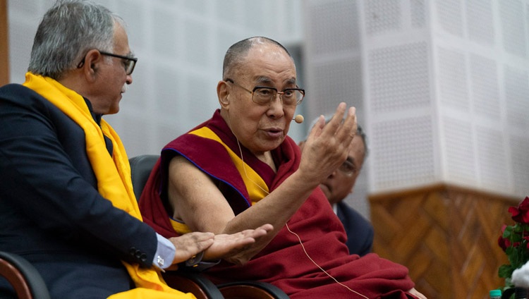 El Presidente de la Corte Suprema de Bihar Sanjay Karol contempla a Su Santidad el Dalái Lama mientras habla sobre el Amor y la Compasión como una forma de vida en la Academia Judicial de Bihar en Patna, Bihar, India el 18 de enero de 2020. Foto de Lobsang Tsering