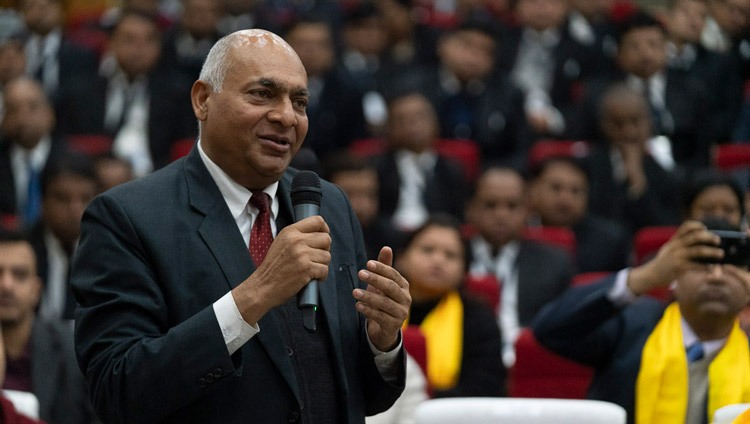 Un miembro de la audiencia haciendo una pregunta a Su Santidad el Dalái Lama durante su charla en la Academia Judicial de Bihar en Patna, Bihar, India el 18 de enero de 2020. Foto de Lobsang Tsering